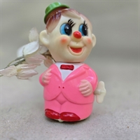 klovn-pink-jakke-brunt-haar-lille-groen-hat-roed-naese-og-sko-optraek-Japansk-vintage-legetoej-plastik